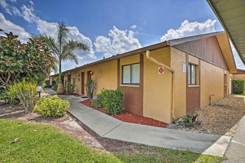 Apartamento Cape Coral Condo With Community Pool, Tiki Bar!