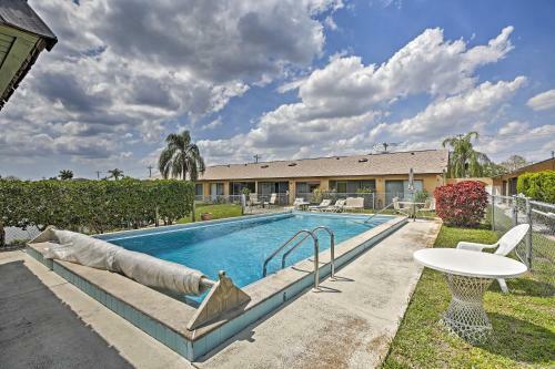 Apartamento Cape Coral Condo With Community Pool, Tiki Bar!