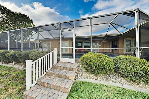 Canal-side ?sky Palms Villa? - Dock, Pool & Hot Tub Home