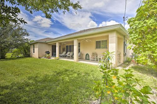 Single-story Cape Coral Home Golf And Grill!
