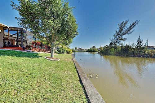 Canal-front Cape Coral Oasis With Private Pool Home