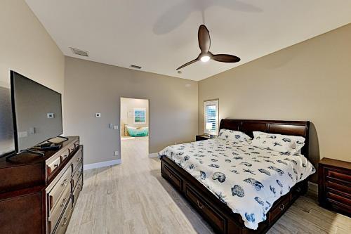 Lavish Canal-front Getaway With Heated Pool & Dock Home