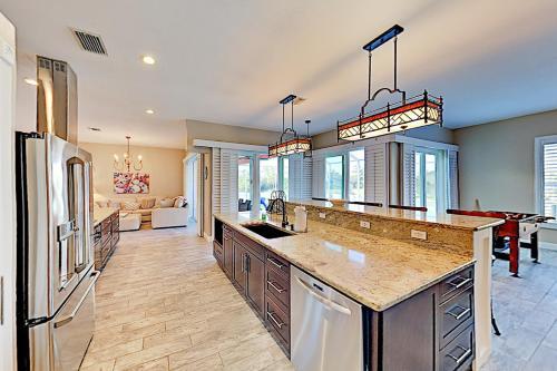 Lavish Canal-front Getaway With Heated Pool & Dock Home