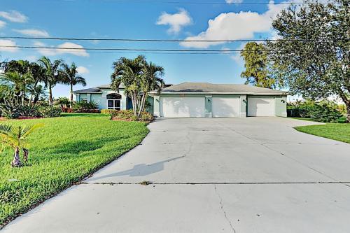 Lavish Canal-front Getaway With Heated Pool & Dock Home