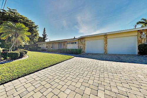 Canal-front Villa - Pool, Dock, Direct Gulf Access Home