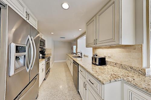Canal-front Villa - Pool, Dock, Direct Gulf Access Home