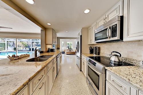 Canal-front Villa - Pool, Dock, Direct Gulf Access Home
