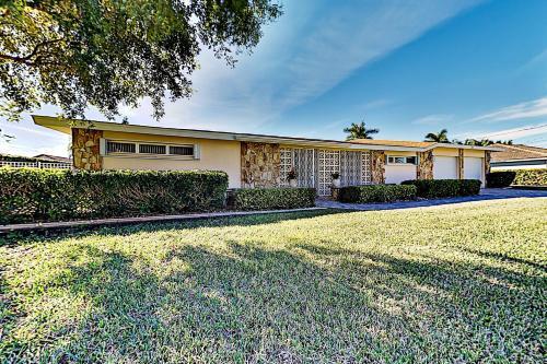 Canal-front Villa - Pool, Dock, Direct Gulf Access Home