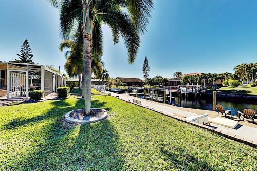 Canal-front Villa - Pool, Dock, Direct Gulf Access Home