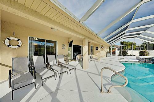 Corner-lot Paradise - Heated Pool, Spa & Fire Pit Home