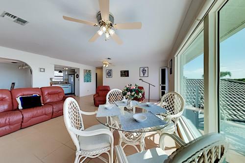 Apartamento Waterfront Serenity - Canal-view Retreat - Pool, Dock Duplex