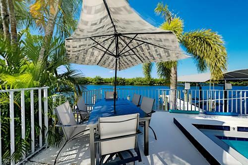 Apartamento Waterfront Serenity - Canal-view Retreat - Pool, Dock Duplex