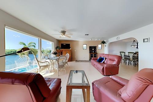 Apartamento Waterfront Serenity - Canal-view Retreat - Pool, Dock Duplex