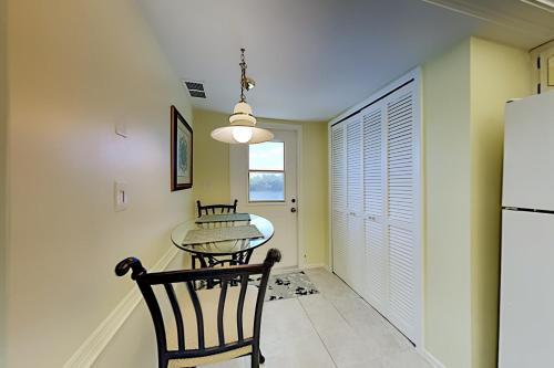 Apartamento Waterfront Serenity - Canal-view Retreat - Pool, Dock Duplex