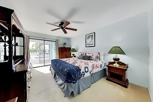 Apartamento Waterfront Serenity - Canal-view Retreat - Pool, Dock Duplex