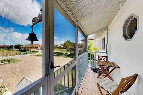 Apartamento Waterfront Serenity - Canal-view Retreat - Pool, Dock Duplex
