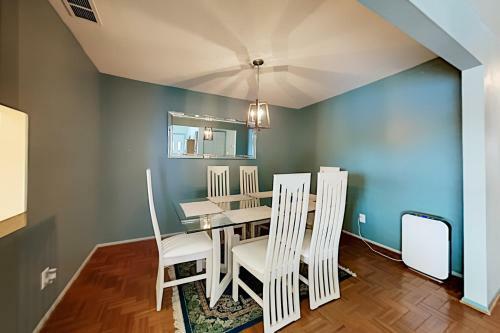 Apartamento Waterfront Serenity - Canal-view Retreat - Pool, Dock Duplex