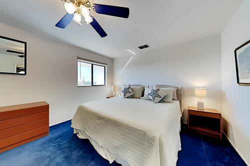 Apartamento Waterfront Serenity - Canal-view Retreat - Pool, Dock Duplex