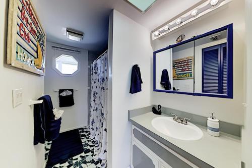 Apartamento Waterfront Serenity - Canal-view Retreat - Pool, Dock Duplex