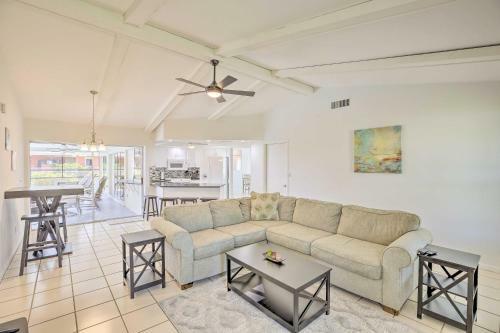 Canalfront Cape Coral Getaway With Boat Lift!