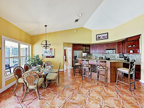 Riverfront Paradise With Caged Pool, Hot Tub & Dock Home
