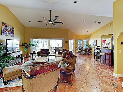 Riverfront Paradise With Caged Pool, Hot Tub & Dock Home