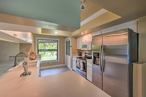 Bright And Airy Cape Coral Home With Lanai And Pool