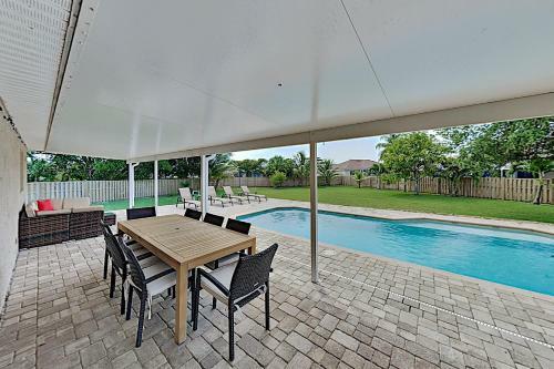 Stylish Tropical Getaway With Pool & Oversized Yard Home