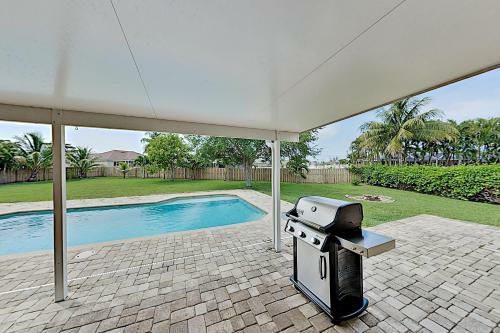 Stylish Tropical Getaway With Pool & Oversized Yard Home