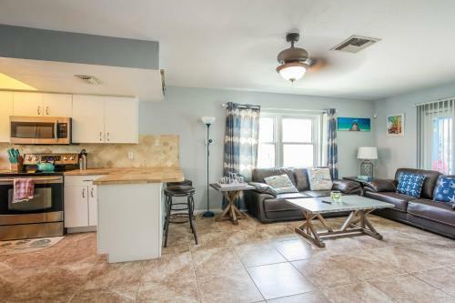 Gulf Access #c 2-bedroom W/ Heated Pool
