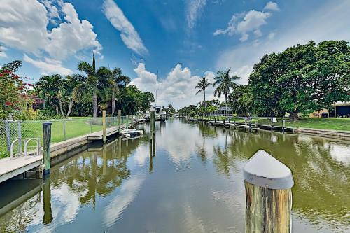 Upscale Canal Home With Dock, 5-minute Walk To Beach Home