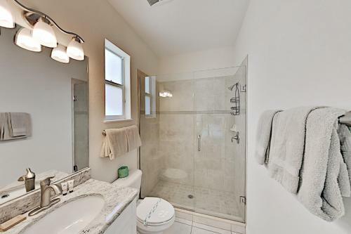 Upscale Canal Home With Dock, 5-minute Walk To Beach Home