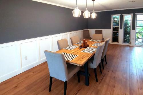 Canal-front Getaway With Heated Pool & Dock Home