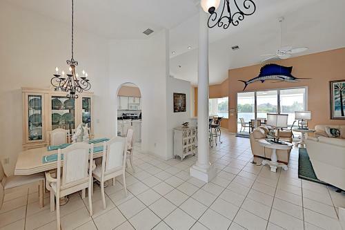 Waterfront Home With Screened Lanai, Pool & Kayaks Home