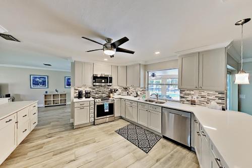 Chic Canal-front Home - Heated Pool, Private Dock Home