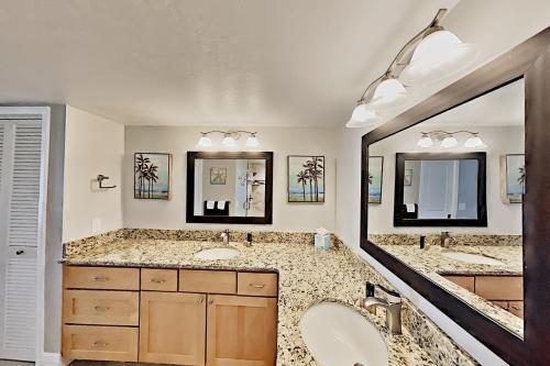 Chic Canal-front Home - Heated Pool, Private Dock Home