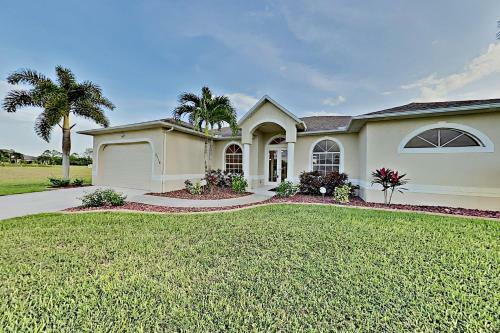Stylish Getaway - Screened Lanai With Heated Pool Home
