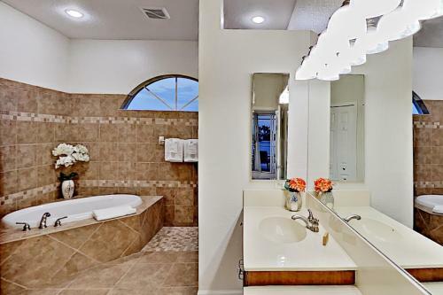 Stylish Getaway - Screened Lanai With Heated Pool Home