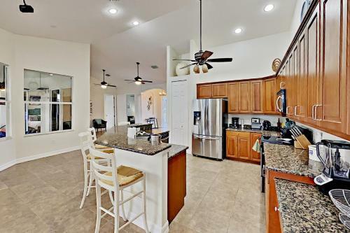Stylish Getaway - Screened Lanai With Heated Pool Home