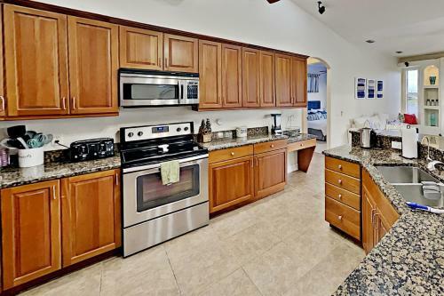 Stylish Getaway - Screened Lanai With Heated Pool Home