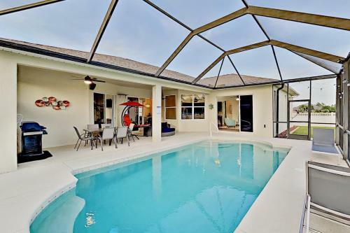 Stylish Getaway - Screened Lanai With Heated Pool Home