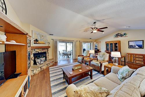 Large Lakefront Oasis With Private Pool & Dock Home
