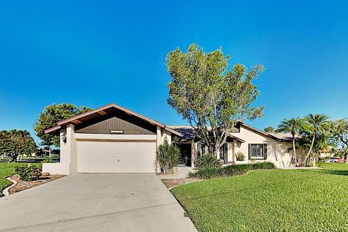 Large Lakefront Oasis With Private Pool & Dock Home