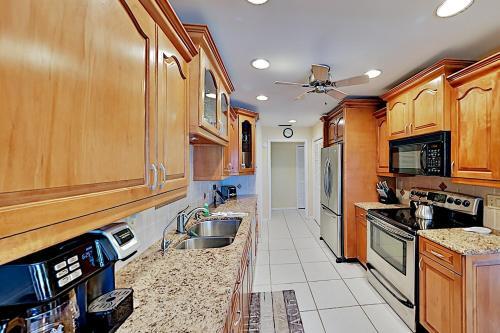 Large Lakefront Oasis With Private Pool & Dock Home