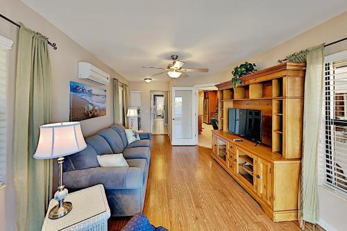Large Lakefront Oasis With Private Pool & Dock Home