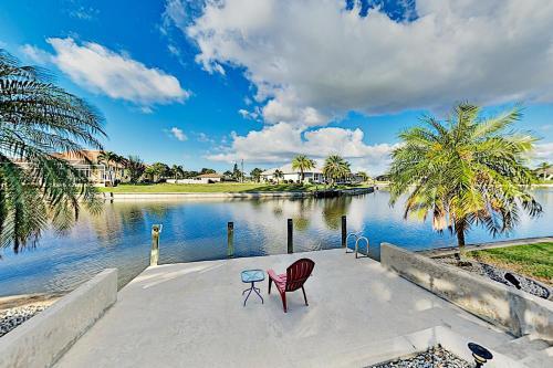 Waterfront Oasis - Private Caged Pool, Spa & Dock Home