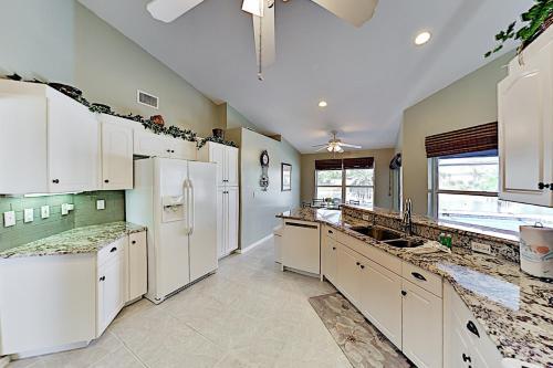 Waterfront Oasis - Private Caged Pool, Spa & Dock Home