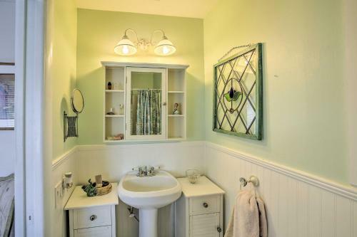 Cute Cape Coral Escape With Yard Near Downtown!