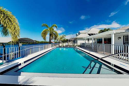 Apartamento Coral & Sandal - 2 Waterfront Units - Pool & Lanai Duplex