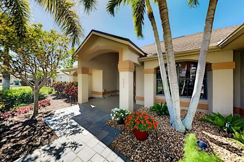 Tropical Gem - Heated Pool, Office, Prime Location Home